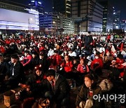 [포토]한국-우루과이 경기 기다리는 시민들