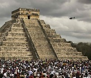 세계 7대 불가사의 피라미드에서 춤춘 관광객