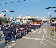 "안전운임 지속·일몰제 폐지"…충남 당진서 화물연대 파업 출정식