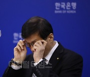 [포토] 안경 고쳐 쓰는 이창용 한국은행 총재