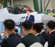 尹 “방위산업 수출 중심 전환”...우방국 경제안보 협력 교두보