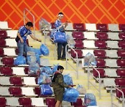 [2022 카타르] 역사적 승리 후에도 경기장 청소 잊지 않은 일본 팬들 "관중 매너도 승리"