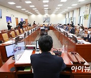 '방송법 개정안' 과방위 與·野 충돌…"언론계 숙원" vs "악법중 악법"