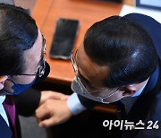 [포토]본회의장에서 대화 나누는 주호영-박홍근 원내대표