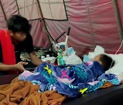 인니 지진 사흘 만에 6세 아이 기적 생존…구조된 산모, 아이 출산