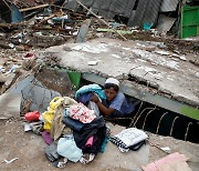 인도네시아 지진서 살아남은 아이···학교가 더 튼튼했더라면