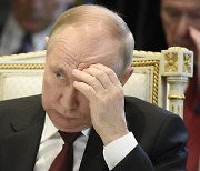 "푸틴, 생명위협 느낄 만큼 떨고 있다"…헤르손 내준 러시아는 지금