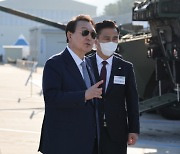 尹, 바이든이 선물한 '선글라스' 끼고 국내 방위산업 현장 점검