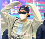 [MD포토] 방탄소년단 RM '아미에게 보내는 머리 위 하트'