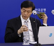 마스크 벗는 이창용 한국은행 총재