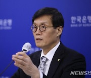 답변하는 이창용 한국은행 총재