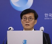 설명하는 이창용 한국은행 총재