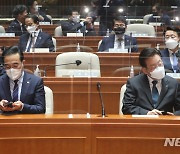 의원들과 대화 나누는 민주당 박홍근-이재명