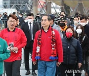 한 총리, 광화문 거리응원 점검…"따뜻하게 입고 오세요"