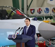 윤대통령, KF-21 전투기에 '엄지척'…"방위산업, 미래 성장동력"