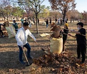 '한국문화 유산 지킴이 11년' 라이엇게임즈, 경복궁 찾아 청정활동