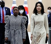 케냐 영부인 ‘한국 급속 발전 비결’ 묻자...김건희 여사 “새마을 운동”
