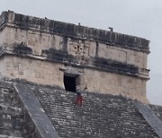 멕시코 피라미드에 무단침입한 女관광객, 춤추다 뭇매맞어