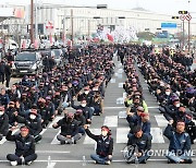 구호 외치는 화물연대 조합원들