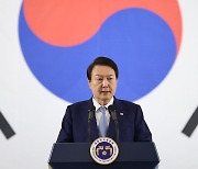 방산수출 전략회의에서 발언하는 윤석열 대통령