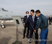 FA-50 경공격기 살펴보는 윤 대통령