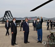 KAI에 전시된 항공기 참관하는 윤석열 대통령