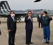 KAI에 전시된 항공기 참관하는 윤석열 대통령