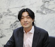 계약서에 사인하는 이형종