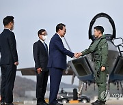 KF-21 시범비행 조종사 격려하는 윤석열 대통령