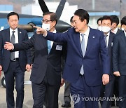 尹 "범정부 방산 수출지원 강화…국가안보에도 필수적"(종합)