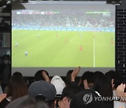 경북대생들의 열띤 응원