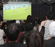 열정적으로 응원하는 경북대생들