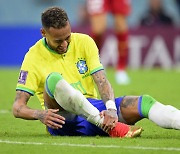 또 오른 발목이…부상에 눈물 쏟은 브라질 네이마르