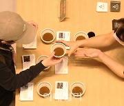 [포토]커피 원두 고르는 시민