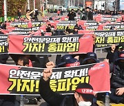 `화물연대 파업` 與 "약자흉내, 주기적 파업", 野 "尹이 약속파기"(종합)