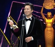 '헤어질 결심' 박해일, 남우주연상…"관객들에게 갚아나갈 것" [청룡영화상]