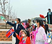 노동신문 "농촌 살림집 일떠서"…금야군·북청군·개성시에서 새집들이 행사
