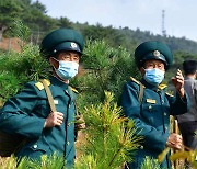 노동신문 "아버지도 아들도 애국자"…산림감독원 부자 조명