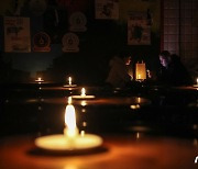 촛불로 버티는 우크라이나 시민들