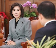 대화하는 김진표 의장과 나경원 부위원장