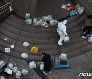中베이징서 방역복을 입고 배달 물품을 옮기는 노동자