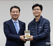 국회 근로자 대표에게 벌꿀 증정하는 이광재 사무총장