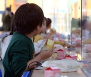 식판 대신 빵·우유 놓인 식탁…학교비정규직 노조 파업 급식 차질