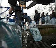 러軍 폭격에 정전·단수…물 긷는 키이우 시민들