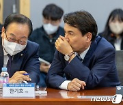 대화하는 김진태 지사·한기호 의원