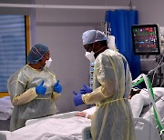 코로나19 중환자 돌보는 영국 간호사들