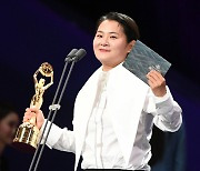 [포토] 박찬욱 감독상 대리 수상한 김신영