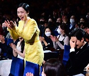 [포토] 박해일의 수상에 기뻐하는 이정현