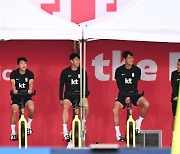 [포토] 손흥민 '동료들과 자전거 타며 회복 훈련'