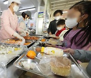 학교 비정규직도 ‘하루 파업’... 전국 학교 3160곳 급식 차질